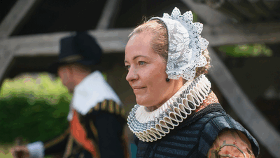 Historische bewoner met een typische molensteenkraag.