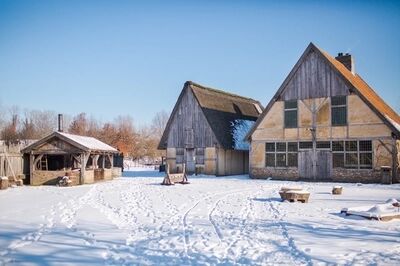 Besneeuwde herberg en Ambachtenhuis in Museumpark VONK (voormalig preHistorisch Dorp)
