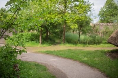 Museumpark VONK is goed toegankelijk met brede paden.