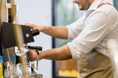 Close-up van barista die koffie zet bij Brasserie VONK.