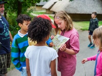 Kinderen bekijken een kaart bij kinderfeestje in Museumpark VONK.