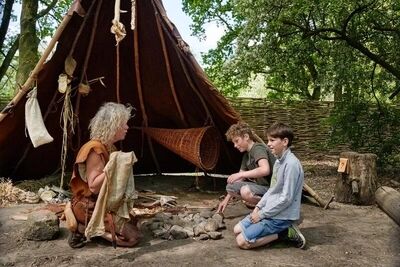 Bewoner uit prehistorie praat met kinderen