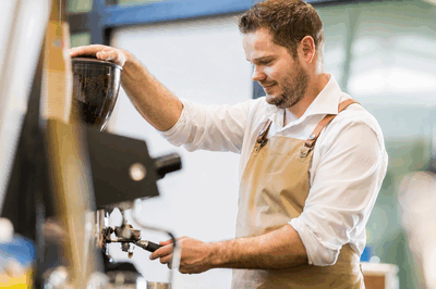 Barista bedient koffiezetapparaat bij Brasserie VONK.
