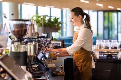 Barista zet koffie bij Brasserie VONK.