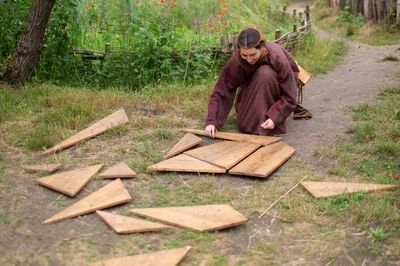 Historische bewoner legt een loculus puzzel in Wereld van Beleving bij VONK.
