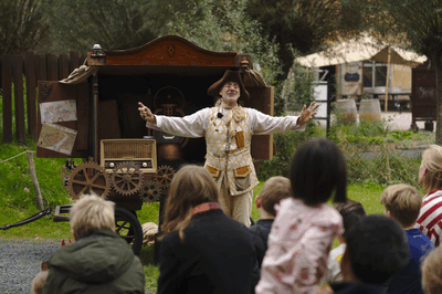 Een Tijdreiziger speelt de show Lumineus Inventorium in het amfitheater van Museumpark VONK.