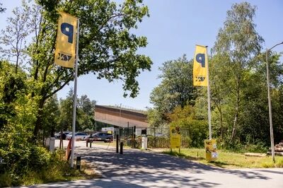 Ingang van het parkeerterrein bij Museumpark VONK.