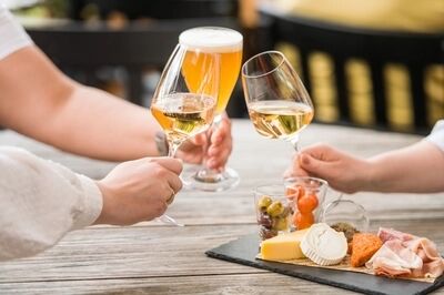 Proostende mensen op terras bij Brasserie VONK.