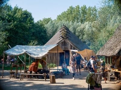 Bezoekers en tenten nabij Schapenboerderij