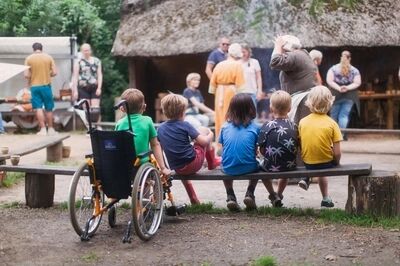 Kinderen van het speciaal onderwijs rondom het vuur