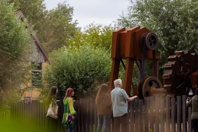 Bezoekers bekijken vonk De grote versnelling.