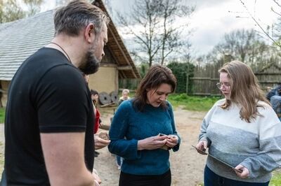 Een groep mensen bezig met het VONK Mysterie