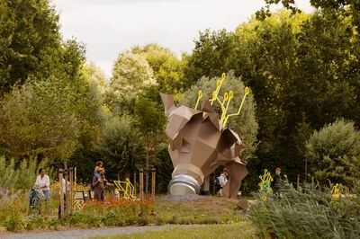 Bezoekers lopen door de Tuin van Verwondering.