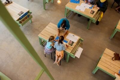 Museumdocent geeft uitleg in de Werkplaats van Verbeelding.